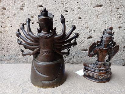 null Deux statuettes en bronze

Chine et Tibet, XIXe et XVIIe siècle

La première...