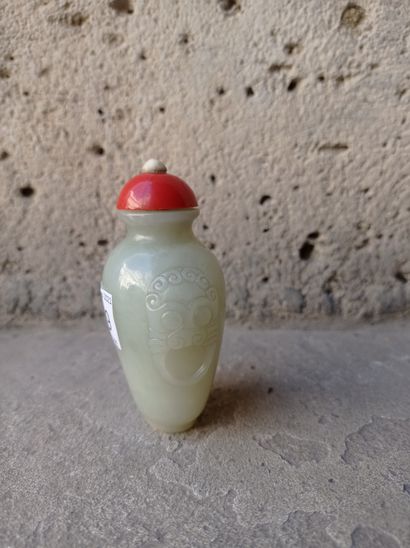  Tabatière en jade céladon pâle 
Chine, début du XXe siècle 
De forme ovoïde, la...