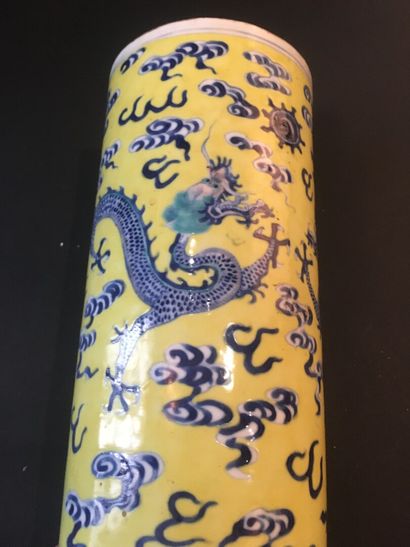 null Vase en porcelaine bleu blanc et vert sur fond jaune

Chine, XXe siècle

Cylindrique,...