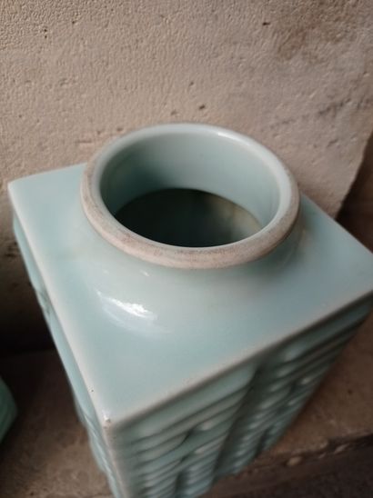  Paire de vases Cong en porcelaine céladon 
Chine, XXe siècle 
De section carrée,...
