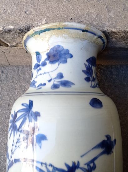 null Vase en porcelaine bleu blanc

Chine, XIXe siècle

Cylindrique, à décor de pivoines,...