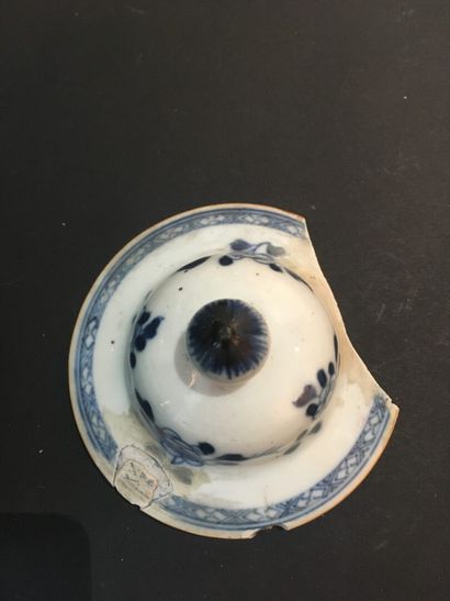 null Paire de vases couverts en porcelaine bleu blanc

Chine, XVIIIe siècle

Balustres,...