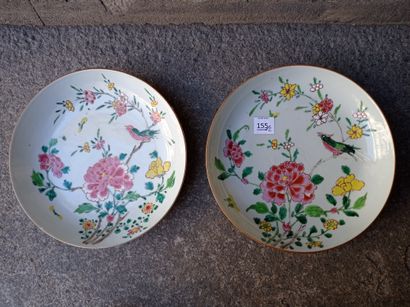 null Paire d'assiettes en porcelaine famille rose

Chine, XVIIIe siècle

À décor...