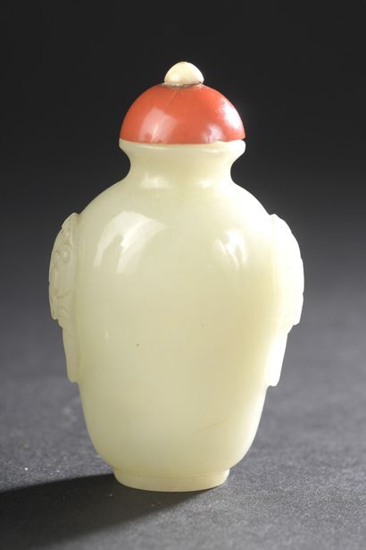  Tabatière en jade céladon pâle 
Chine, début du XXe siècle 
De forme ovoïde, la...