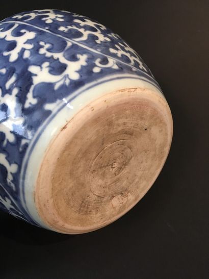 null Petite jarre et pot à pinceaux en porcelaine bleu blanc

Chine, XIXe siècle...