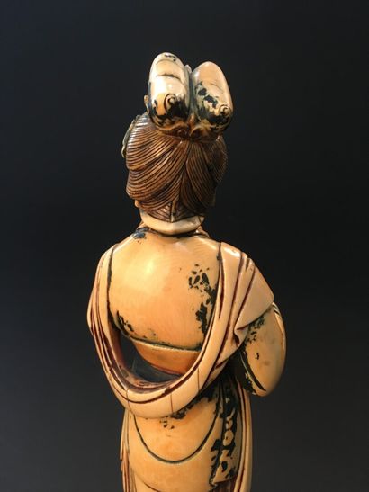 null Statuette de femme en ivoire polychrome sculpté

Chine, XIXe siècle

Représentée...