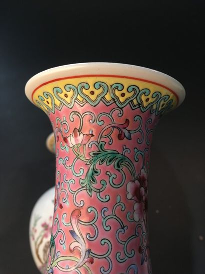  Paire de vases en porcelaine polychrome 
Chine, XXe siècle 
La panse globulaire...