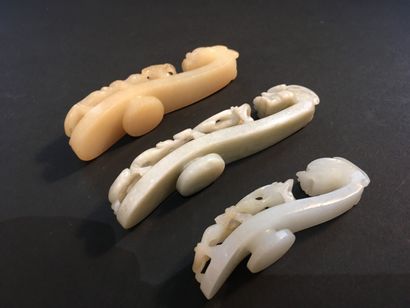 null Trois fibules en jade blanc et jade

Chine, fin du XIXe siècle

Le dessus sculpté...