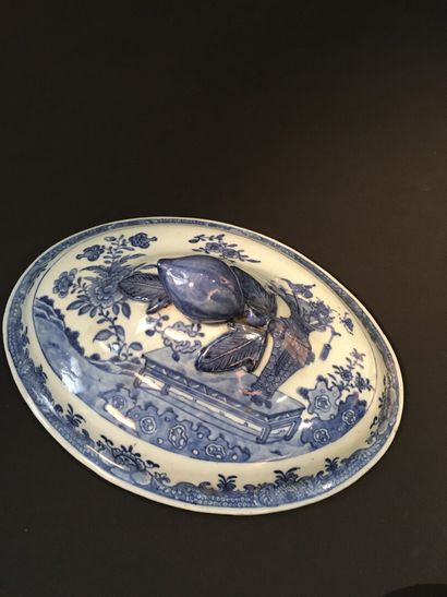 null Terrine couverte en porcelaine bleu blanc Chine, XVIIIe siècle

À décor sur...