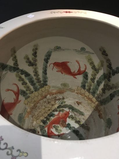 null Grande vasque à poisson en porcelaine polychrome

Chine, XXe siècle

La bordure...