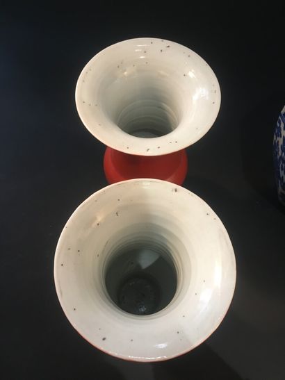 null Paire de vases Yenyen en porcelaine corail

Chine, XIXe / XXe siècle

De forme...