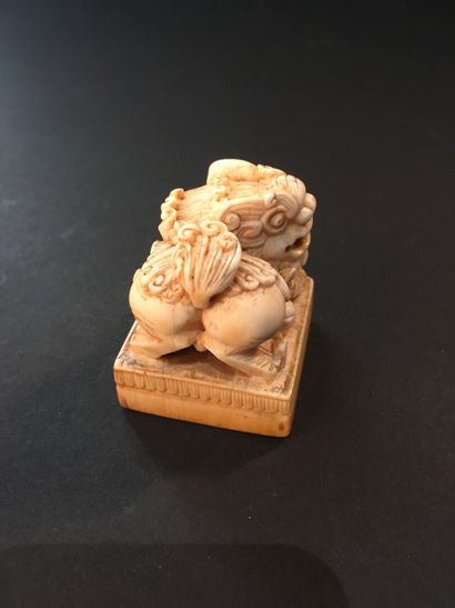 null Cachet en ivoire Chine, circa 1900

La prise sculptée en forme de chien de Fô,...