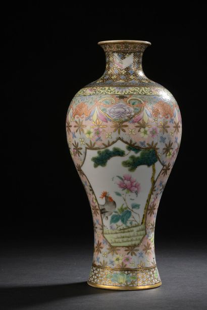 null Vase Meiping en porcelaine polychrome

Chine, XXe siècle

À décor de cartouches...