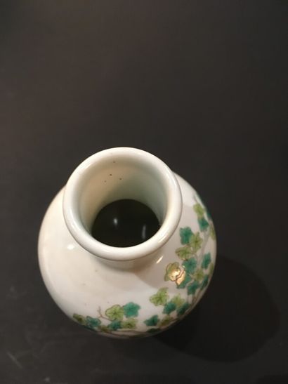  Trois petits vases en porcelaine polychrome, céladon et monochrome jaune 
Chine,...