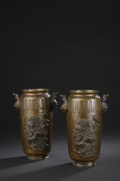  Paire de vases en bronze 
Japon, fin de l'époque Meiji (1868-1912) 
Cylindriques,...
