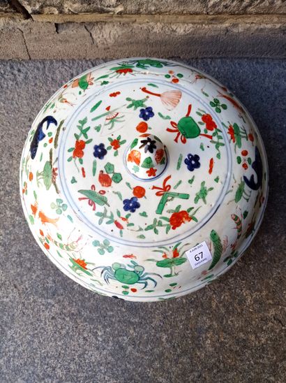 null Boîte ronde couverte en porcelaine wucai Chine, XXe siècle

Circulaire, dans...