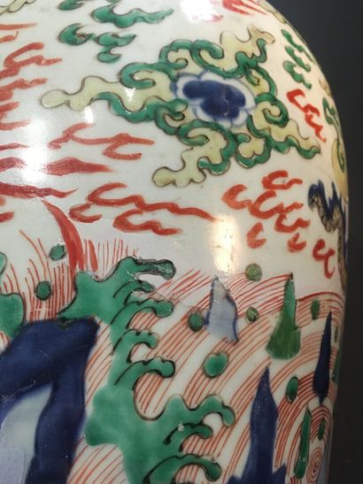 null Potiche en porcelaine Wucai

Chine, Transition, XVIIe siècle

À décor de dragons...