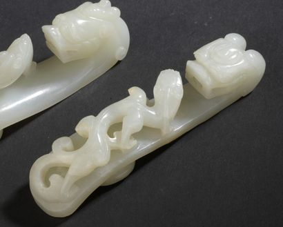 null Fibule en jade céladon pâle

Chine, fin du XIXe siècle

Le dessus sculpté d'un...