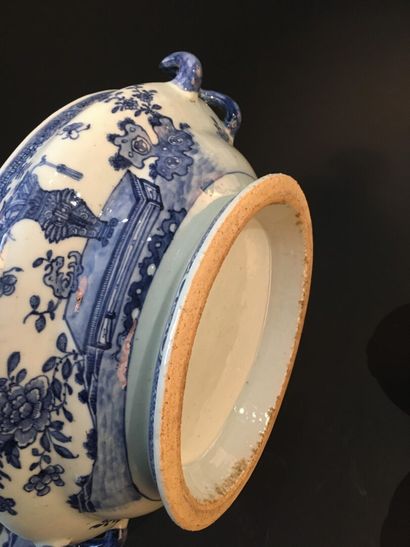 null Terrine couverte en porcelaine bleu blanc Chine, XVIIIe siècle

À décor sur...