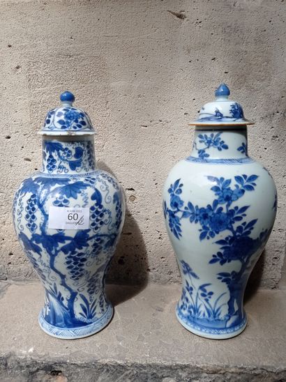 null Deux vases couverts en porcelaine bleu blanc

Chine, époque Kangxi (1662-1722)

Balustres,...