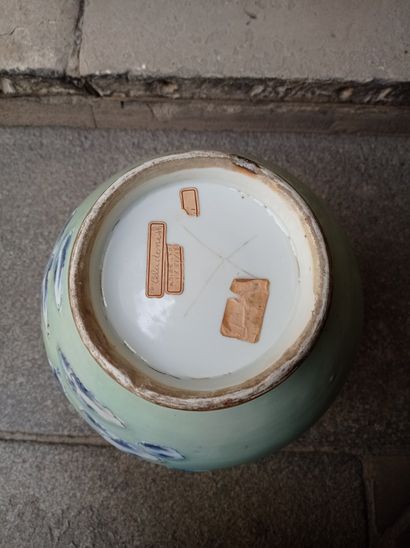  Vase en porcelaine bleu blanc à fond céladon 
Chine, XIXe siècle 
La panse bombée...