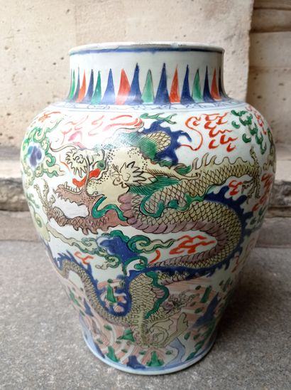  Potiche en porcelaine Wucai 
Chine, Transition, XVIIe siècle 
À décor de dragons...