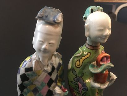  Deux statuettes d'immortels en porcelaine polychrome 
Chine, époque Jiaqing (1796-1820)...