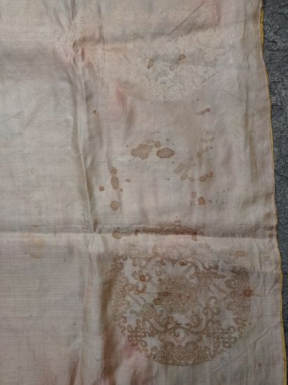 null Dessus de coussin en soie jaune pâle brodée Chine, XIXe siècle

Rectangulaire,...