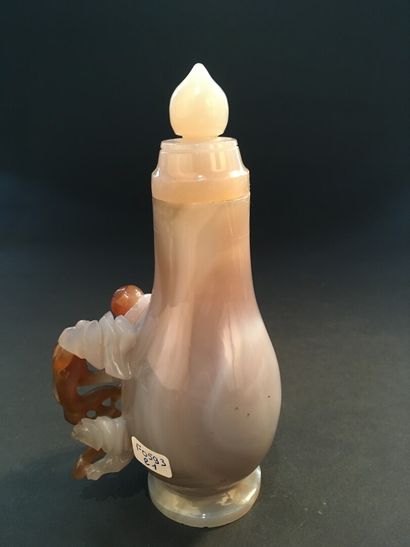 null Petit vase couvert en agate

Chine, début du XXe siècle

Balustre, un chilong...