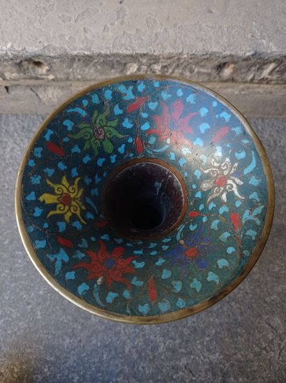 null Vase Gu en bronze et émaux cloisonnés

Chine, fin du XIXe siècle

À décor de...