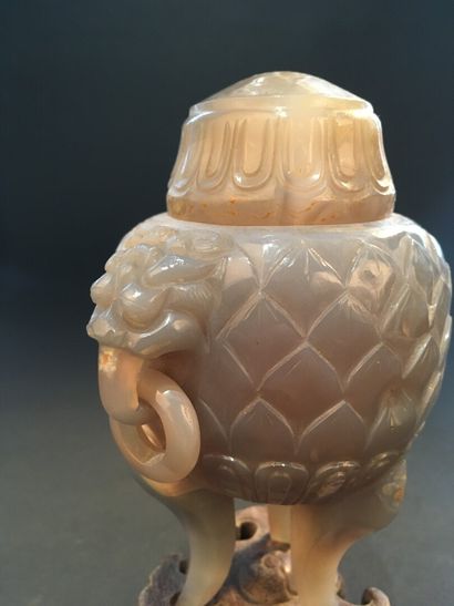  Brûle-parfum tripode couvert en agate 
Chine, début du XXe siècle 
La panse globulaire...