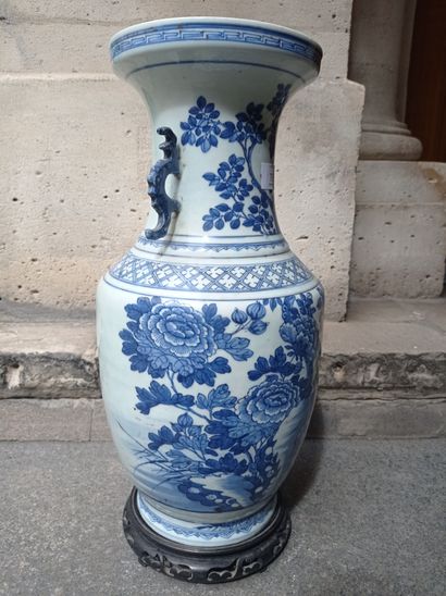 null Vase en porcelaine bleu blanc

Chine, XIXe siècle

De forme balustre à décor...
