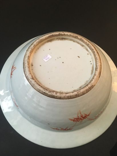  Petit bassin et coupe en porcelaine famille rose 
Chine, début du XXe siècle 
Le...