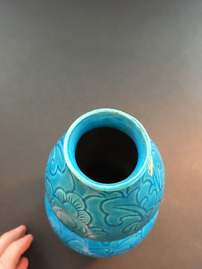 null Deux vases en porcelaine rouge de fer et turquoise

Chine, XXe siècle

Le premier...