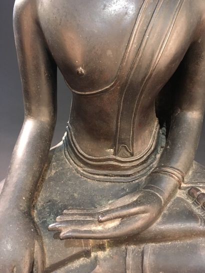 null Statue de Bouddha en bronze

Thaïlande, XXe siècle

Représenté assis en padmasana...