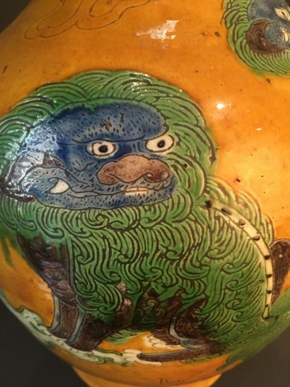 null Vase en porcelaine à fond jaune

Chine, XIXe-XXe siècle

La panse bombée, à...