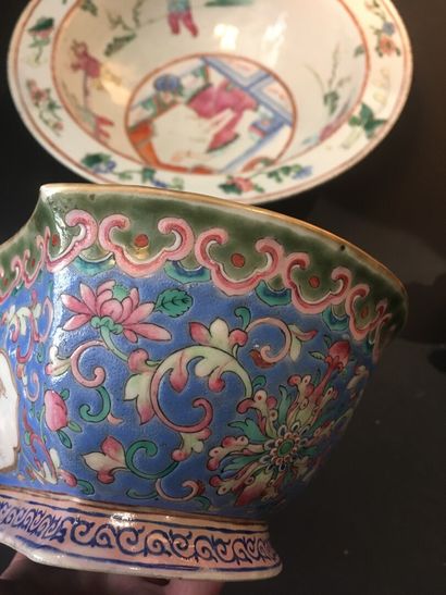 null Petit bassin et coupe en porcelaine famille rose

Chine, début du XXe siècle

Le...