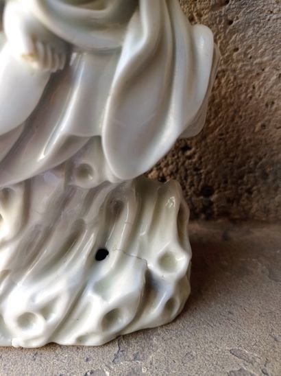 null Statuette de Guanyin en porcelaine blanc de Chine Chine, XVIIIe-XIXe siècle

Représentée...