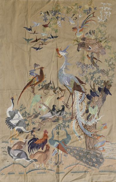 null Tenture en laine beige brodée Chine, XXe siècle

Rectangulaire, à décor de phénix,...
