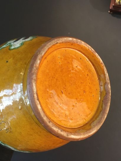 null Vase en porcelaine à fond jaune

Chine, XIXe-XXe siècle

La panse bombée, à...