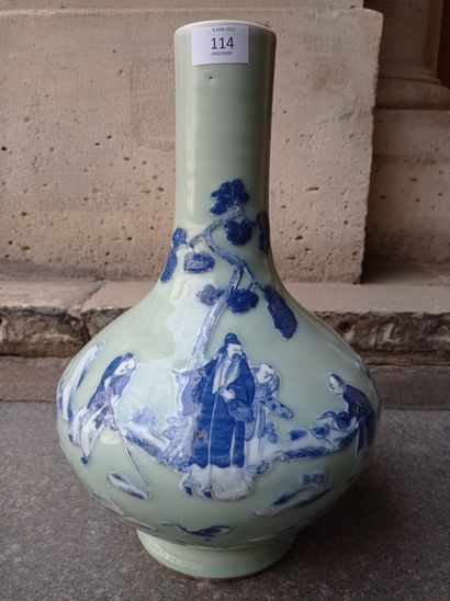 null Vase en porcelaine bleu blanc à fond céladon

Chine, XIXe siècle

La panse bombée...