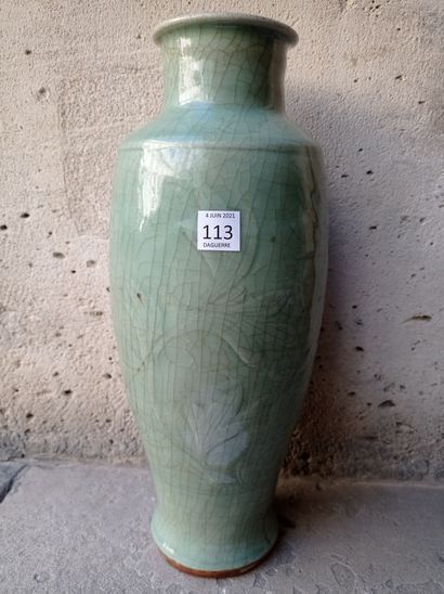  Vase en grès à glaçure céladon Chine, Longquan, XVe, XVIe siècle 
Balustre, à décor...