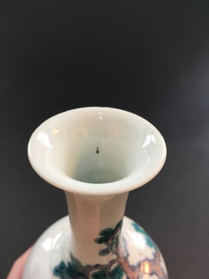 null Petit vase en porcelaine Doucai

Chine, XXe siècle

Balustre, à décor de daims,...