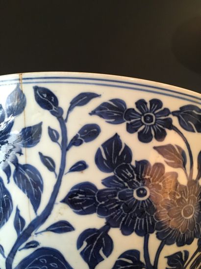 null Coupe en porcelaine bleu blanc

Chine, XVIIe siècle

Hémisphérique, l'intérieur...