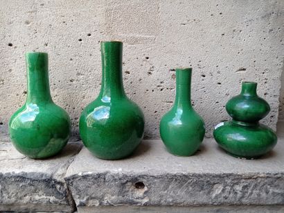 null Quatre vases en porcelaine monochrome

vert

Chine, XIXe et XXe siècle

Trois...