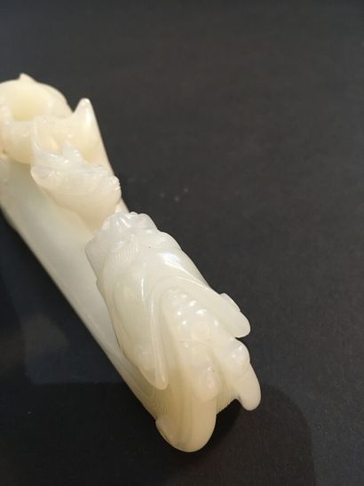 null Fibule en jade blanc

Chine, fin du XIXe siècle

Le dessus sculpté d'un chilong,...