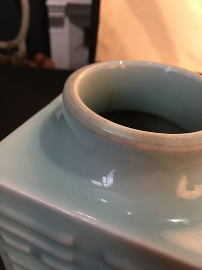  Paire de vases Cong en porcelaine céladon 
Chine, XXe siècle 
De section carrée,...