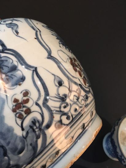 null Vase en porcelaine bleu blanc et rouge de cuivre

Japon, XVIIe siècle

À décor...
