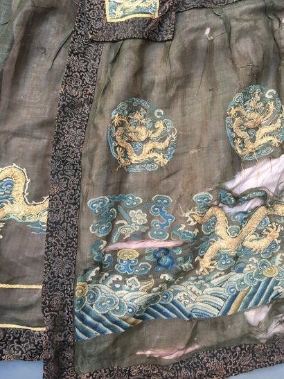  Robe d'été de cérémonie Chaopao en gaze noire brodée et tissée 
Chine, XIXe siècle...