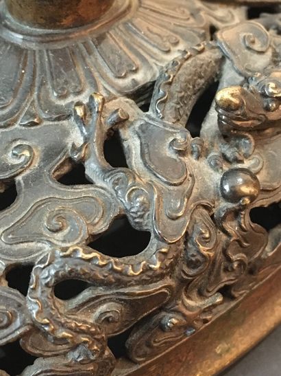 null Brûle-parfum xianglu couvert en bronze et sa base

Chine, fin de l'époque Ming,...